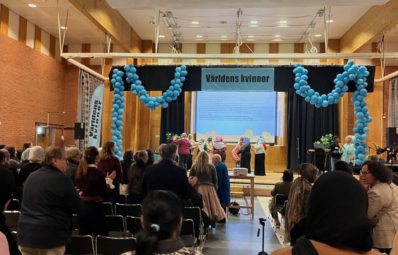 Somaliska kvinnor uppträder i Tensta träff.