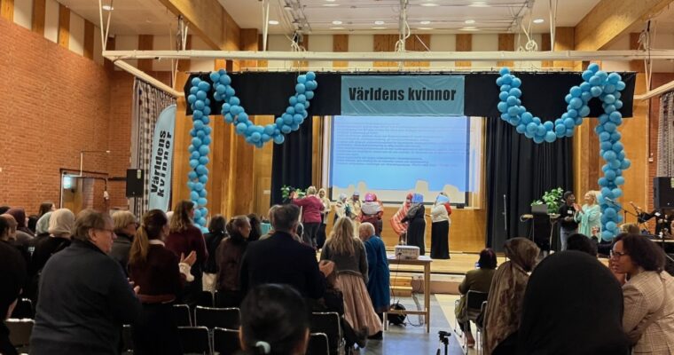 Somaliska kvinnor uppträder i Tensta träff.