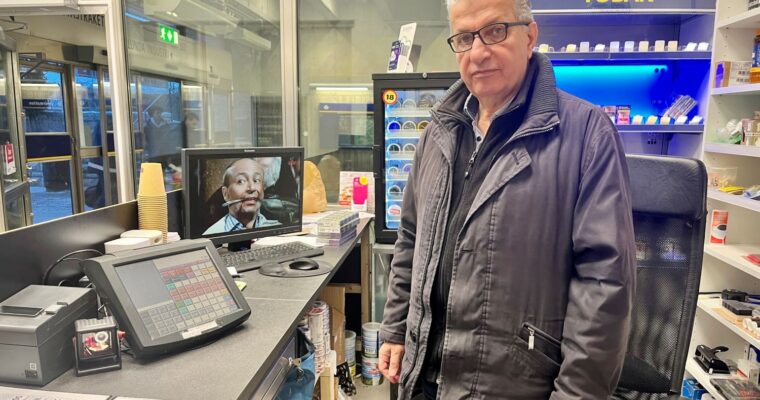 man stå bakom kassan i en kiosk