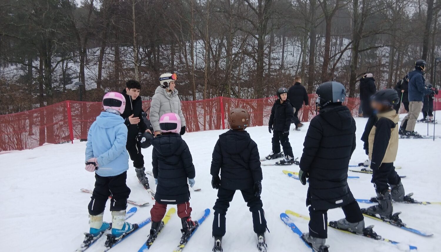 Barn och ledare i slalombacken.