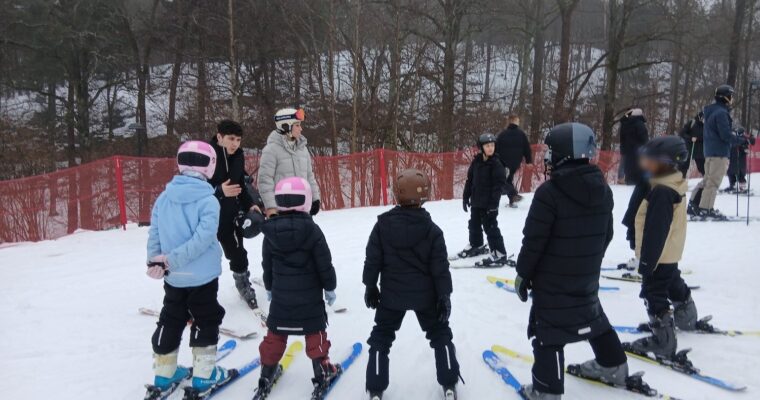 Barn och ledare i slalombacken.