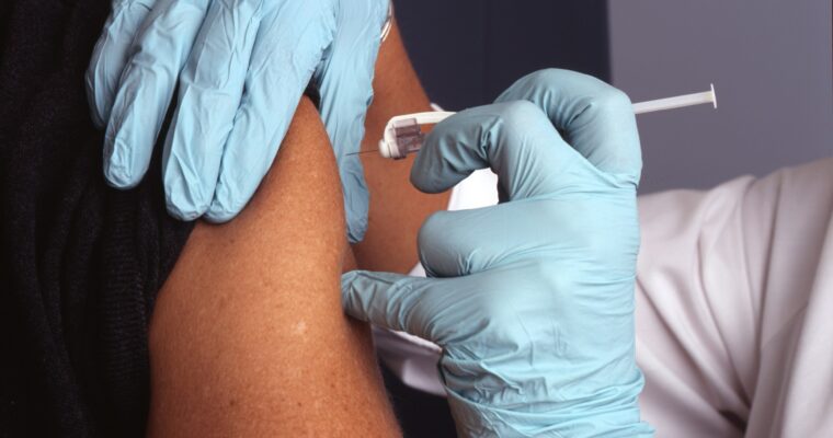 En vaccinspruta ges.