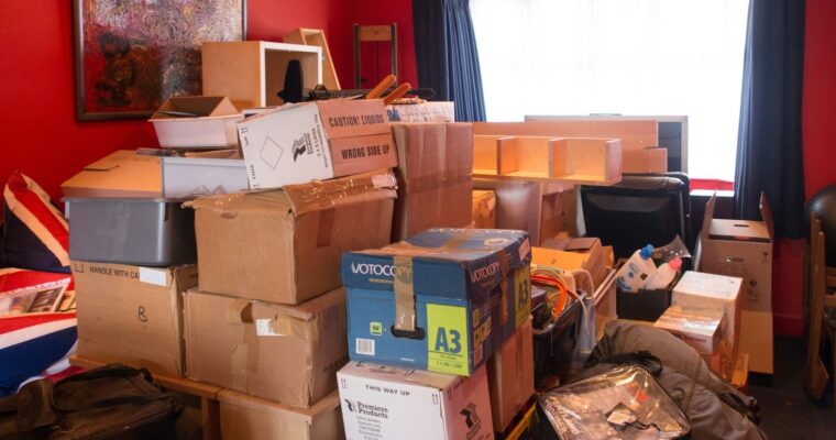 Massa flyttlådor i ett rum.