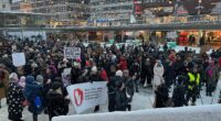 Folk och plakat på Sergels torg.