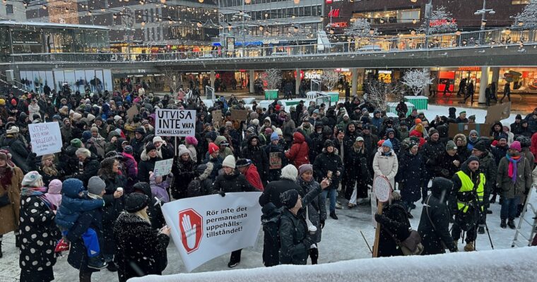Folk och plakat på Sergels torg.