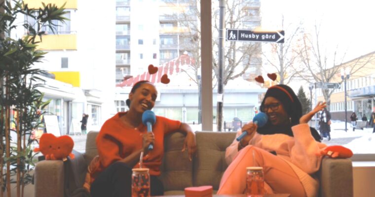 Sara och Nada i en soffa på Folkets Husby.