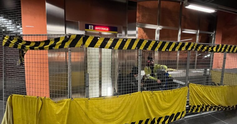 Två reparatörer sitter utanför hiassrna.