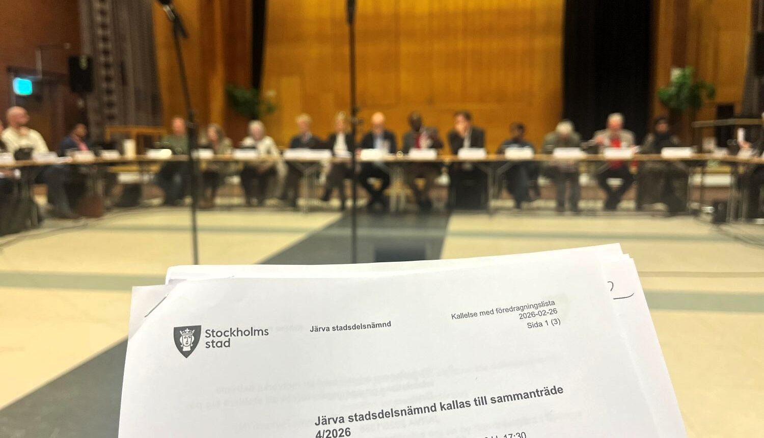 bild med fokus på en dagordning framför presidiet på ett nämndmöte