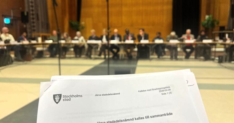 bild med fokus på en dagordning framför presidiet på ett nämndmöte