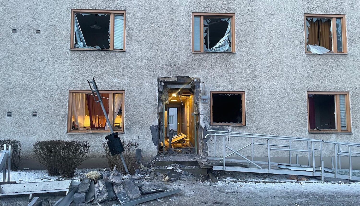 En biortblåst port och flera krossade fönster.