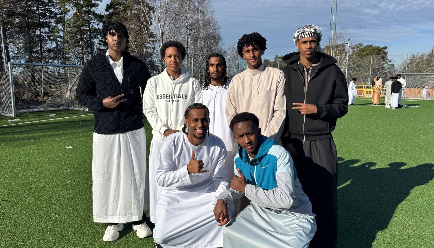 en grupp med finklädda vänner