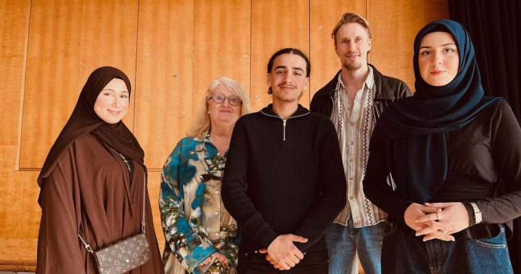 Fem personer på scenen i Tensta träff.