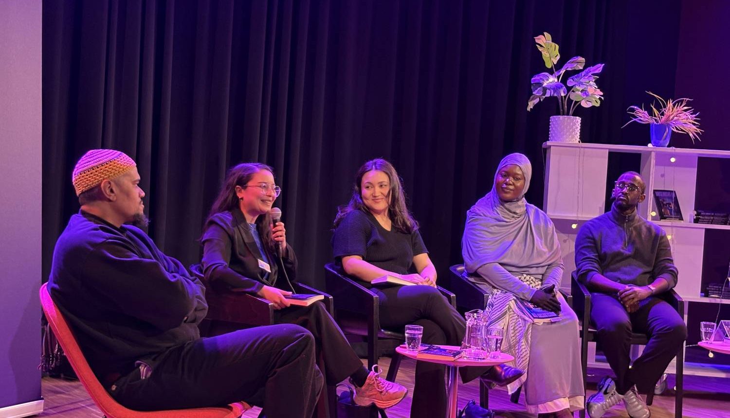 Fem personer på en scen i Kista bibliotek.