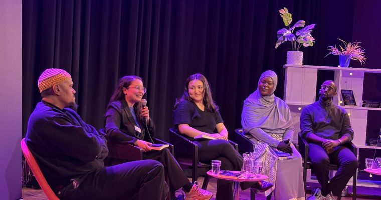 Fem personer på en scen i Kista bibliotek.