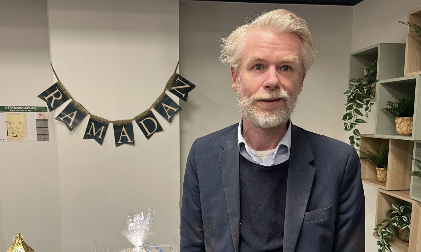 politiker står framför vögg med ramadan-pynt