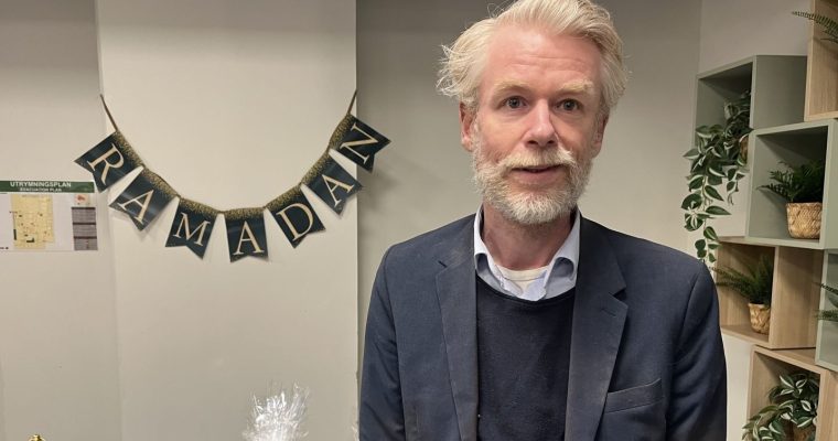 politiker står framför vögg med ramadan-pynt
