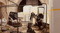 Grävmaskiner modell mindre inne i Spånga kyrka.
