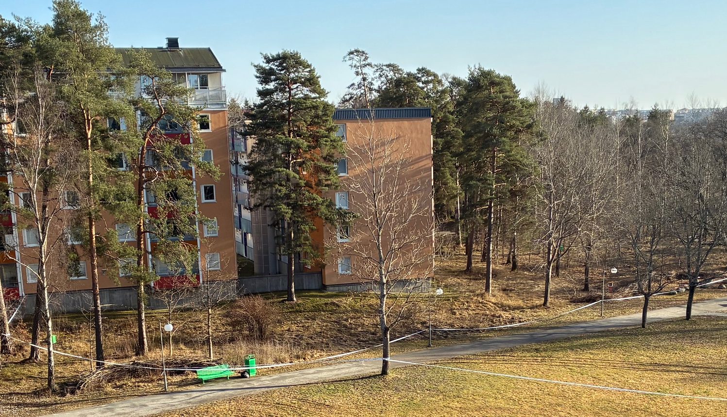 Polisens avspärrningar sedda från Mats Leanders balkong