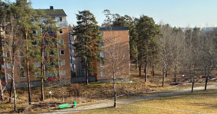Polisens avspärrningar sedda från Mats Leanders balkong