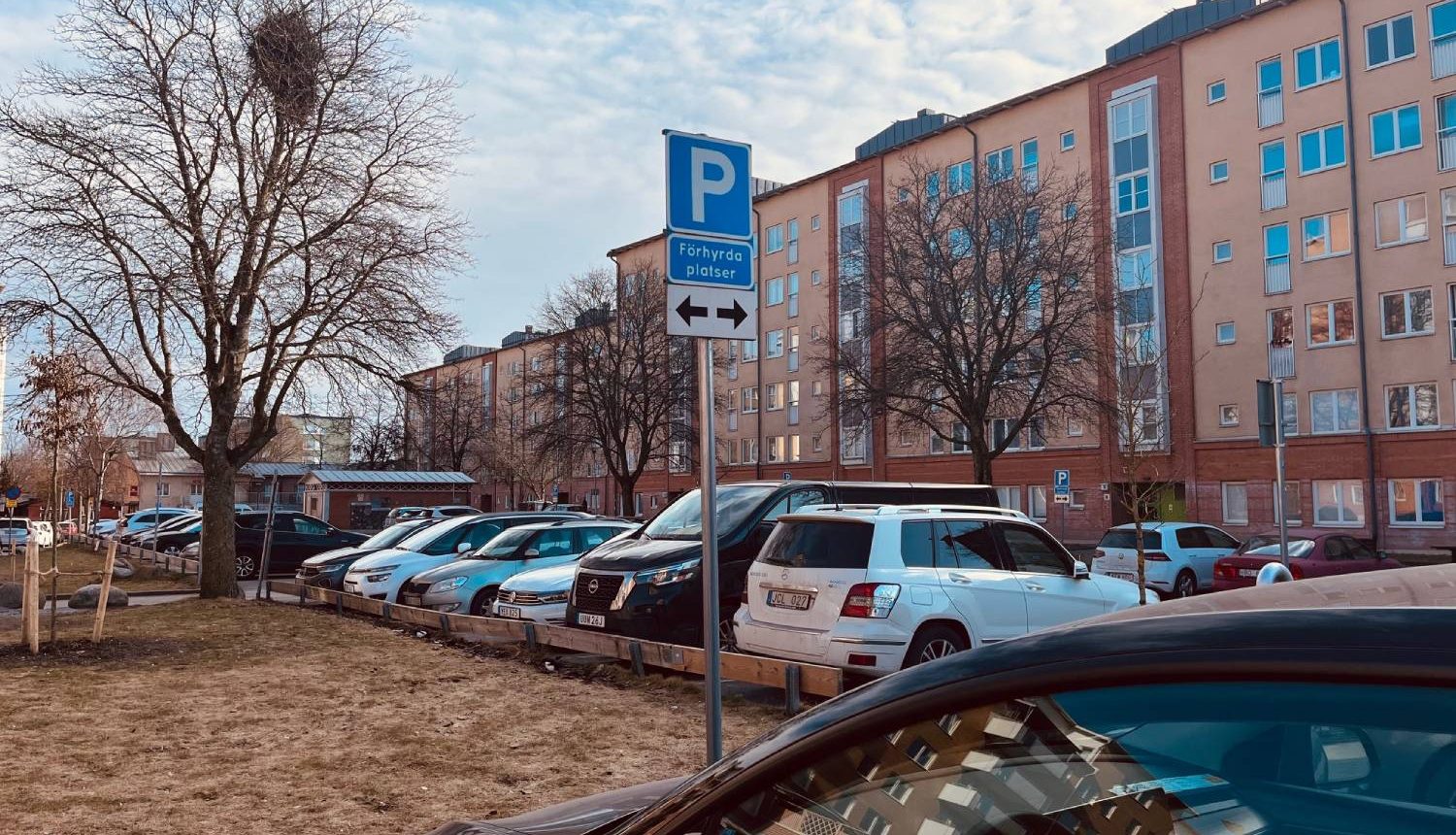 Parkeringen på Hinderstorpsgränd 4-28.