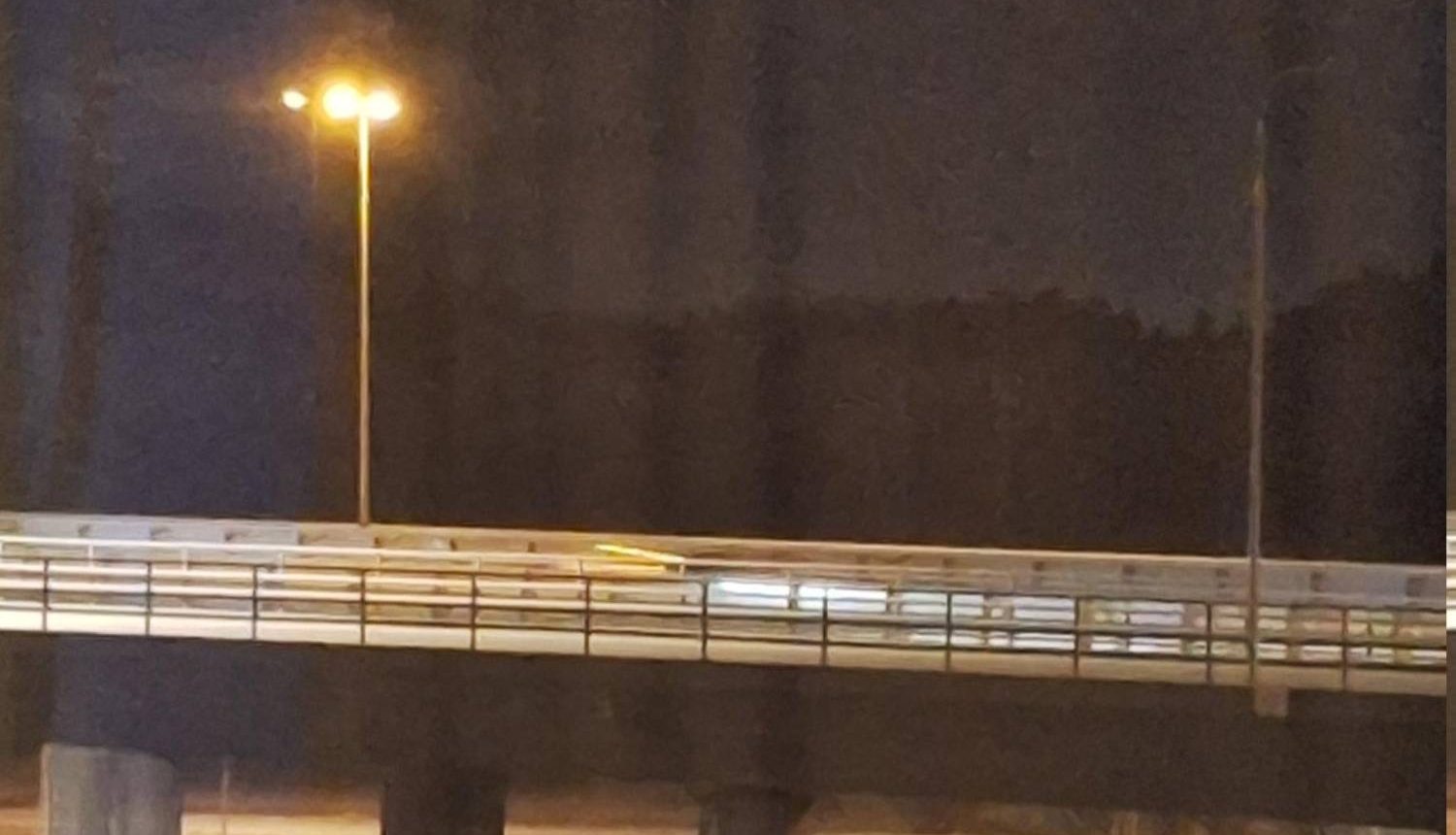 En bild som visar att det är kolsvart ute på Järva begravningsplats om kvällarna.