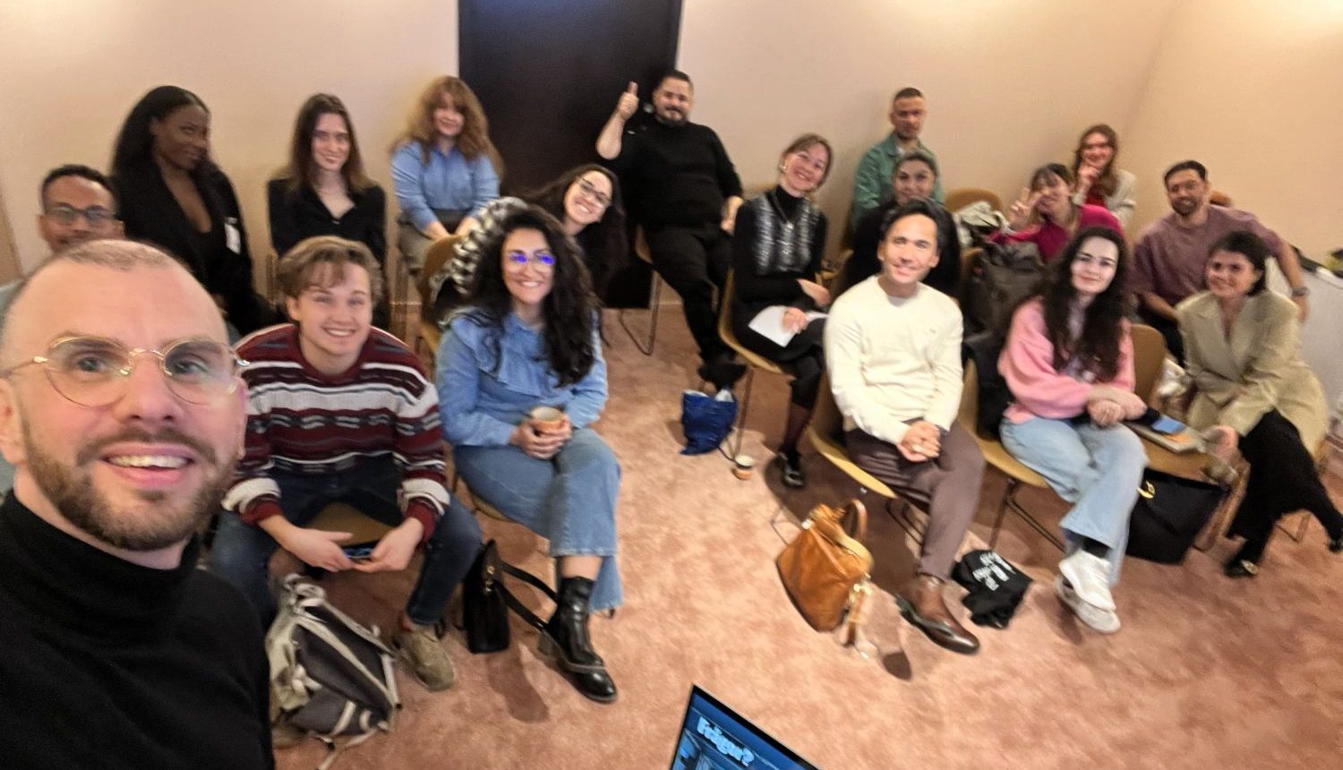 selfie med en grupp av journaliststuderande