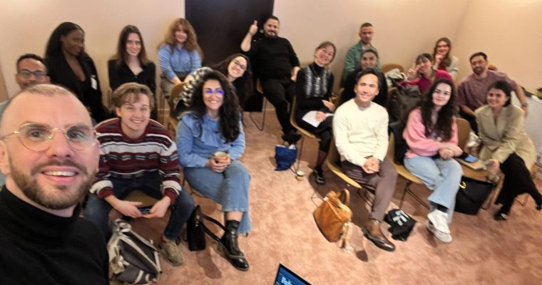 selfie med en grupp av journaliststuderande