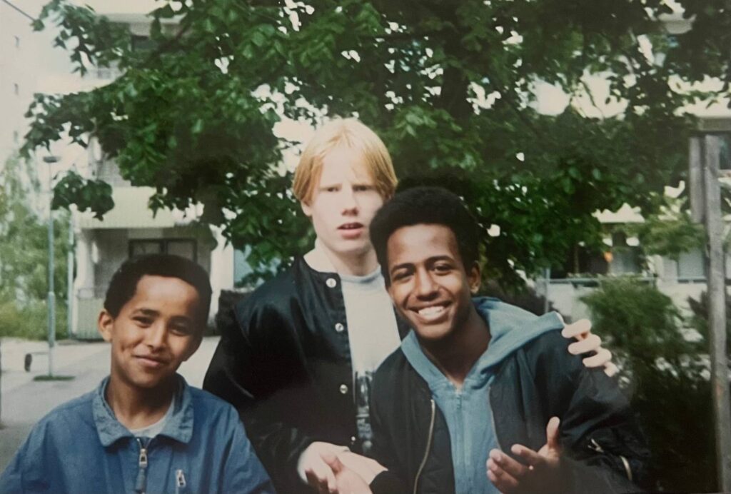 Tre grabbar, i tidiga tonåren.