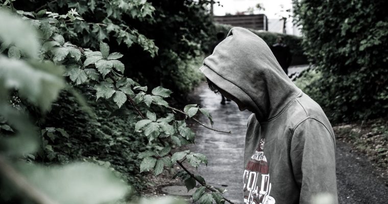En svartvit bild ppå kille i hoodie.