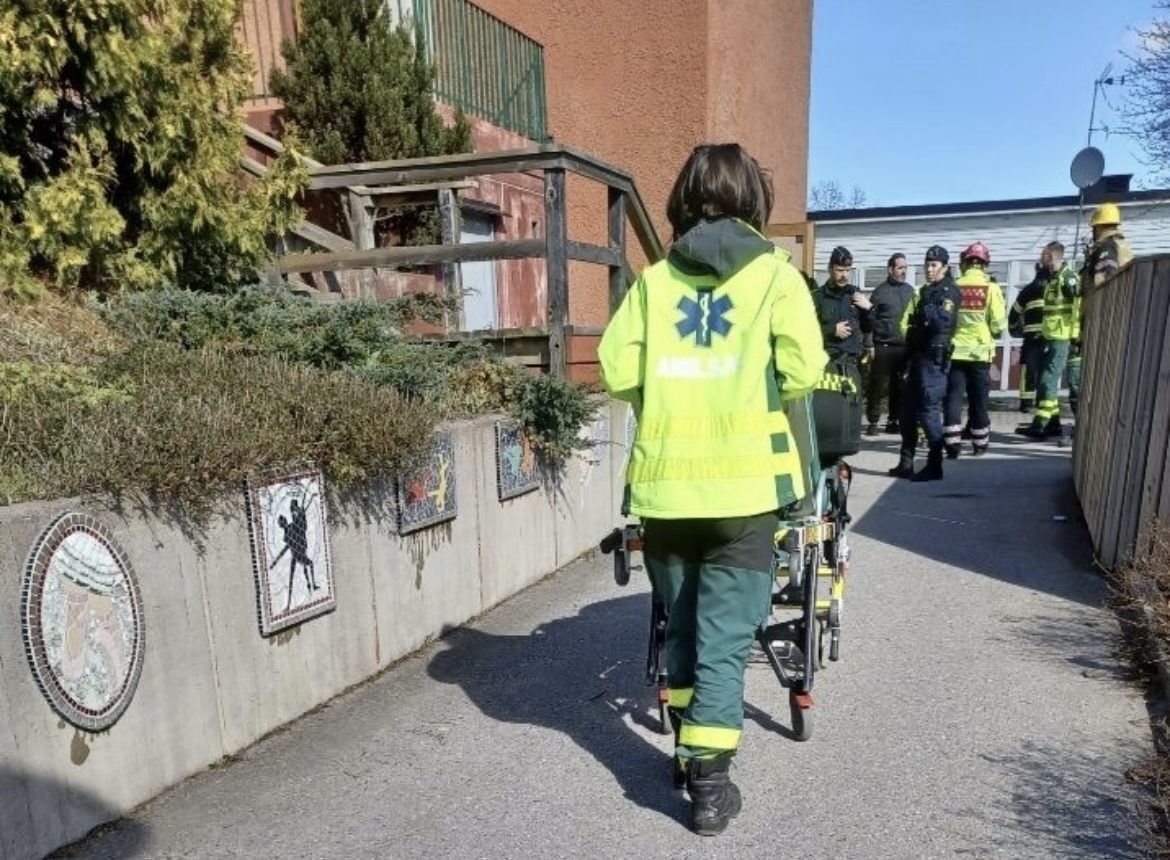 Sjukvårdspersonal utanför huset i Hjulsta.