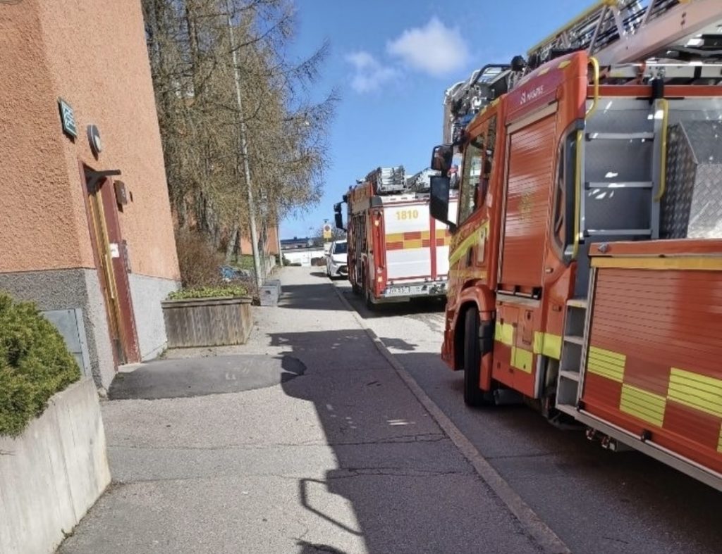 Brandbilar utanför huset där det brann.