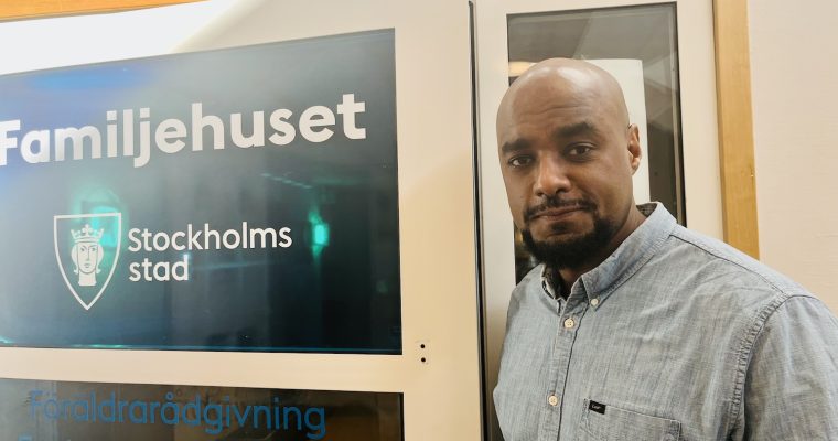 Tawfeq Mohamed Abdu utanför Familjehuset i Rinkeby Folkets Hus.