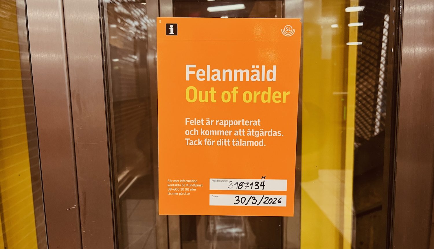 En skyld på hissdörren som talar om att hissen är felanmä'ld.