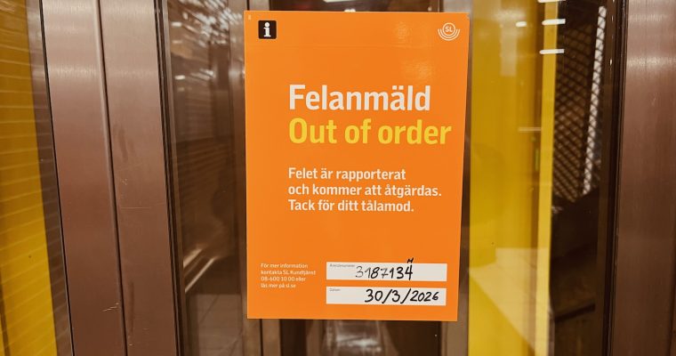 En skyld på hissdörren som talar om att hissen är felanmä'ld.
