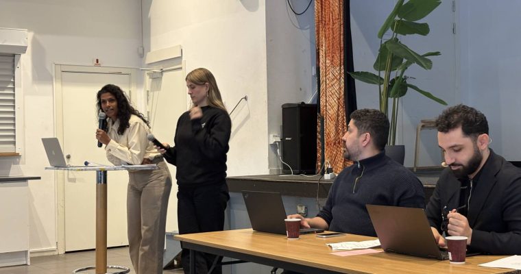 två kvinnor och två män under ett årsmöte