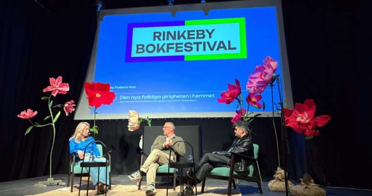 Karin Pettersson, Andreas Cervenka och Agri Ismail i samtal under Rinkeby Bokfestival 2025.