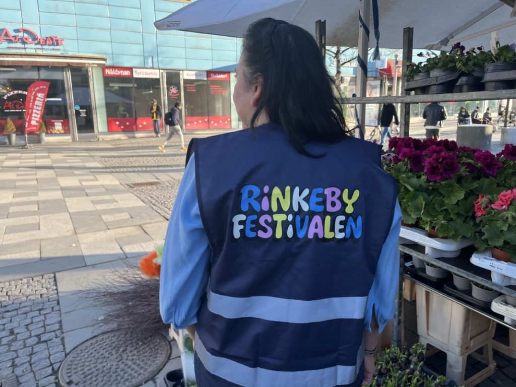 Galina i föreningens nya västar