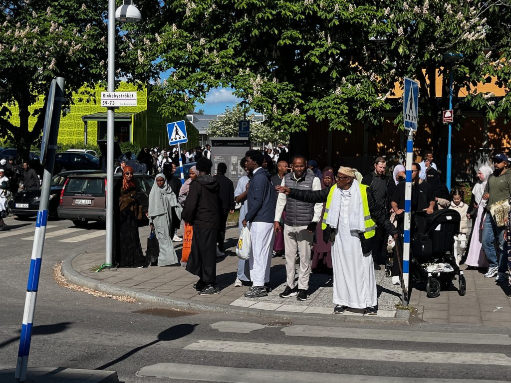 Hagi Farah sköter kaoset vid övergångsstället när eidfirandet är över.