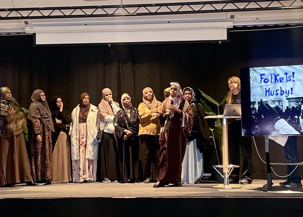 Mariam Osman och några av Husbys engagerade mammor. 