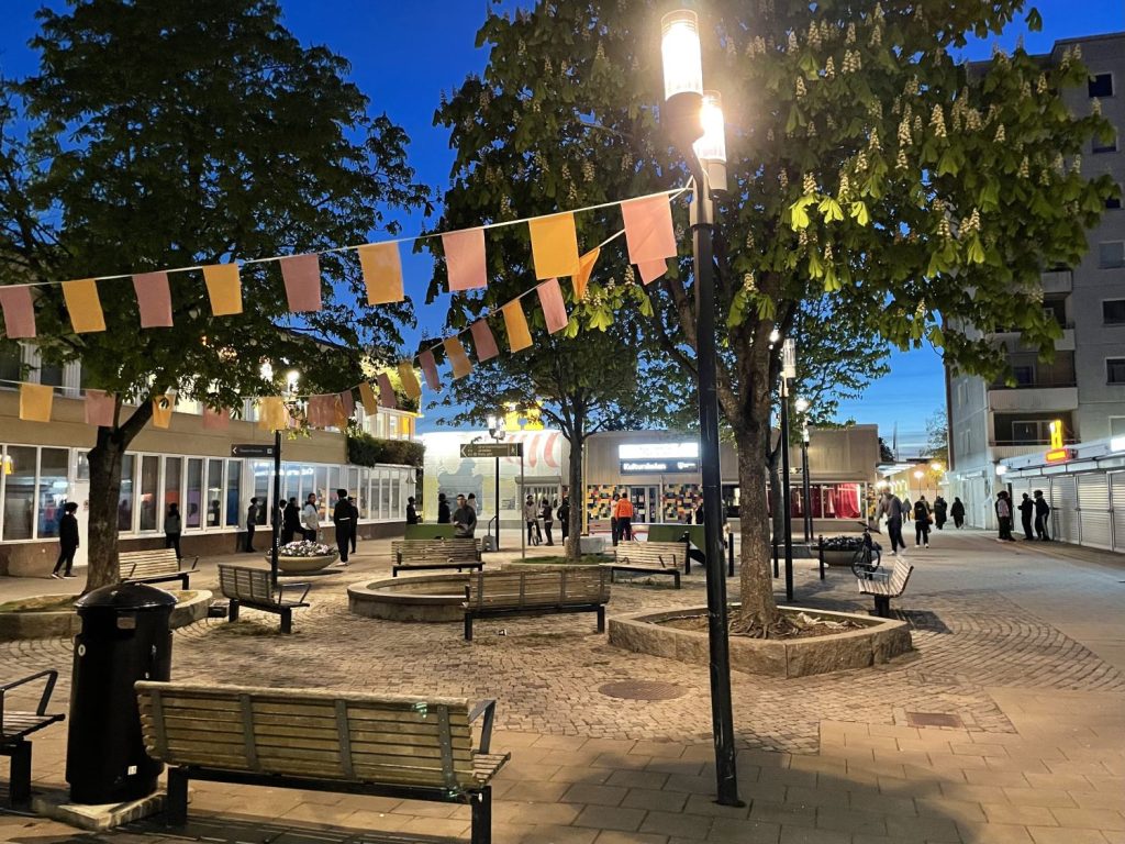 Husby torg på kvällen