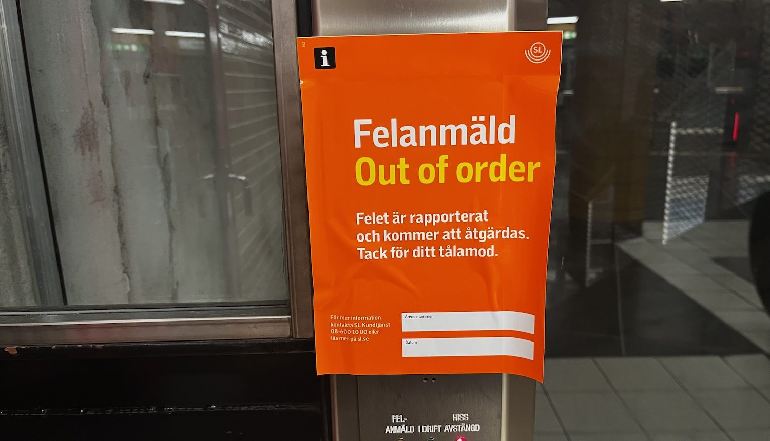 En skylt på hissen i Rinkeby som talar om att hissen är felanmäld.