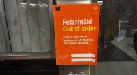 En skylt på hissen i Rinkeby som talar om att hissen är felanmäld.
