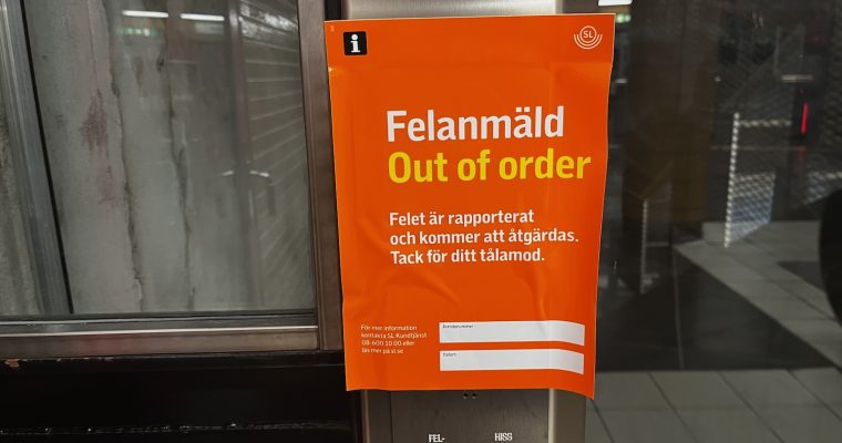 En skylt på hissen i Rinkeby som talar om att hissen är felanmäld.