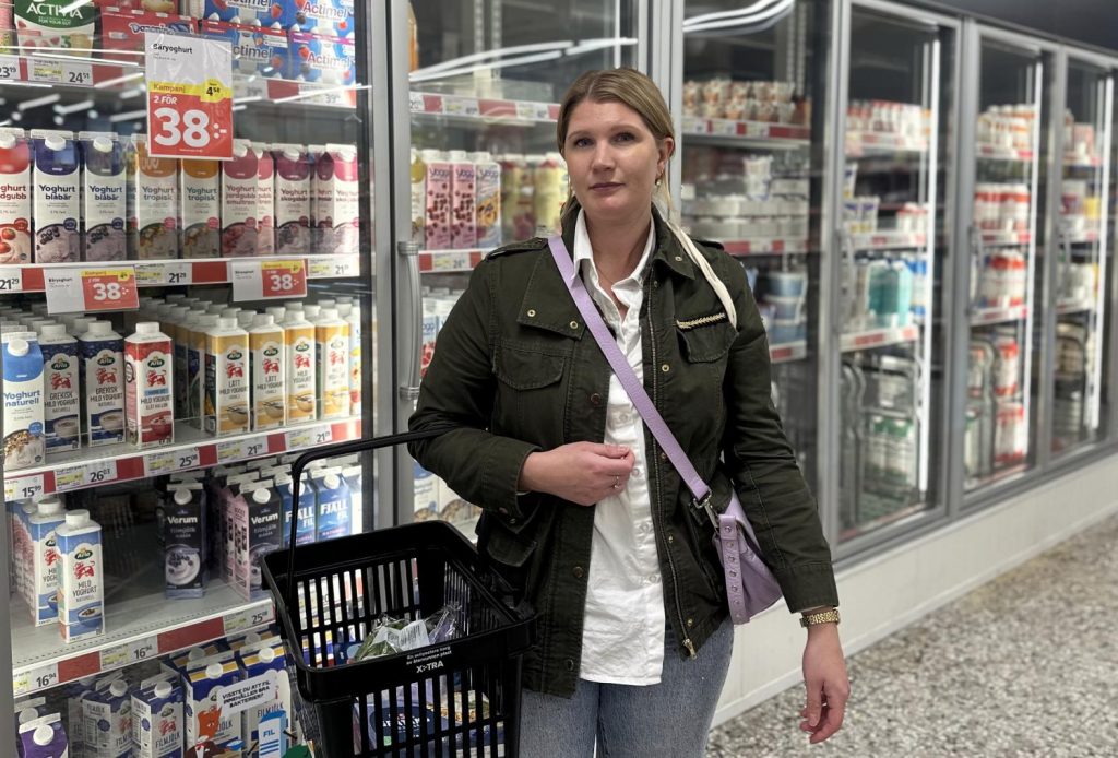Gabriella Elvung framför matbutikens mejerikyl