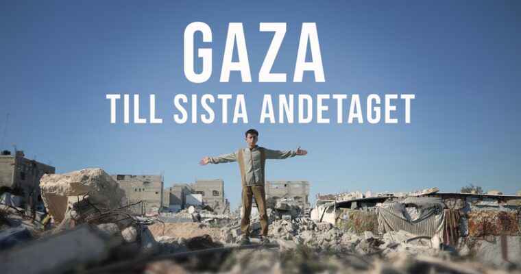 En ung pojke står med armarna utsträckta blandd ruinerna i Gaza.