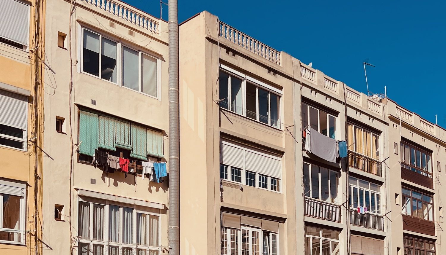 Tvätt utanför fönstren i Barcelona.