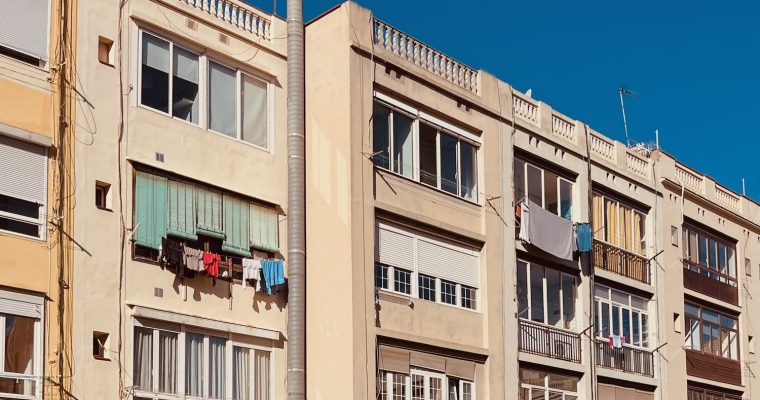 Tvätt utanför fönstren i Barcelona.