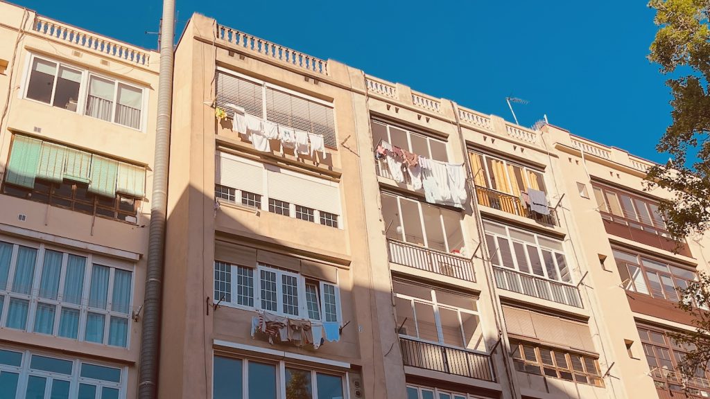 Ett kvarter i Barcelona där kalan och kläder händer utanför fönstren.