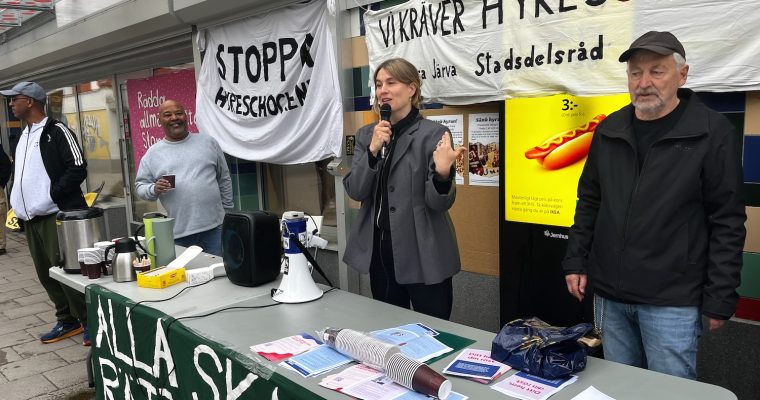 Hedvig Wiezell talade på mötet för hyressänkningar.
