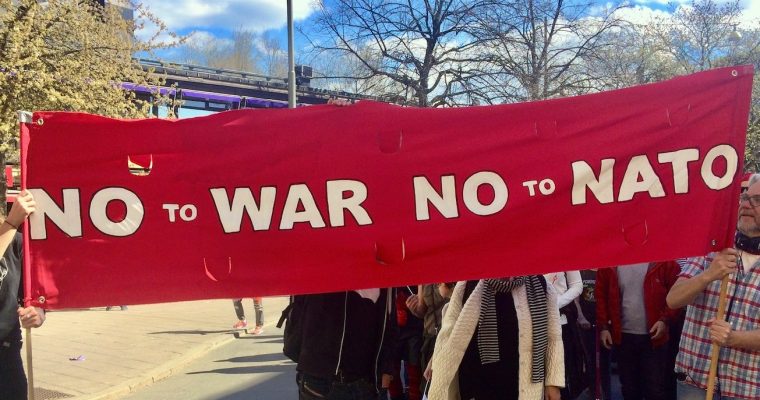 No to war no to Nato -banderoll i en demonstration.